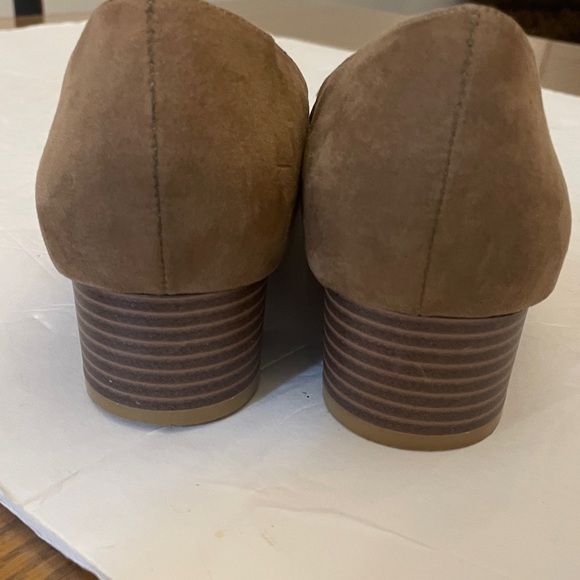 Ann Marino Tan Suede Statement Rhinestone Flats in size 8 - Picture 4 of 12